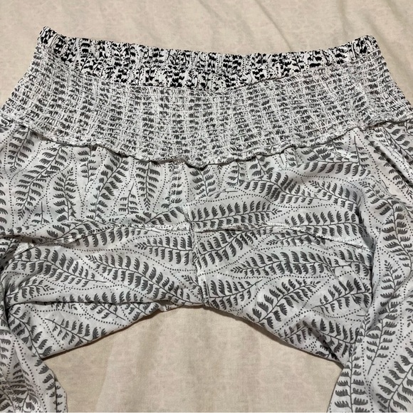 Ethyl Clothing Float On Pant - Stockton | Pilazzo Pant | Petal Hem | Wide Waist - Picture 13 of 15